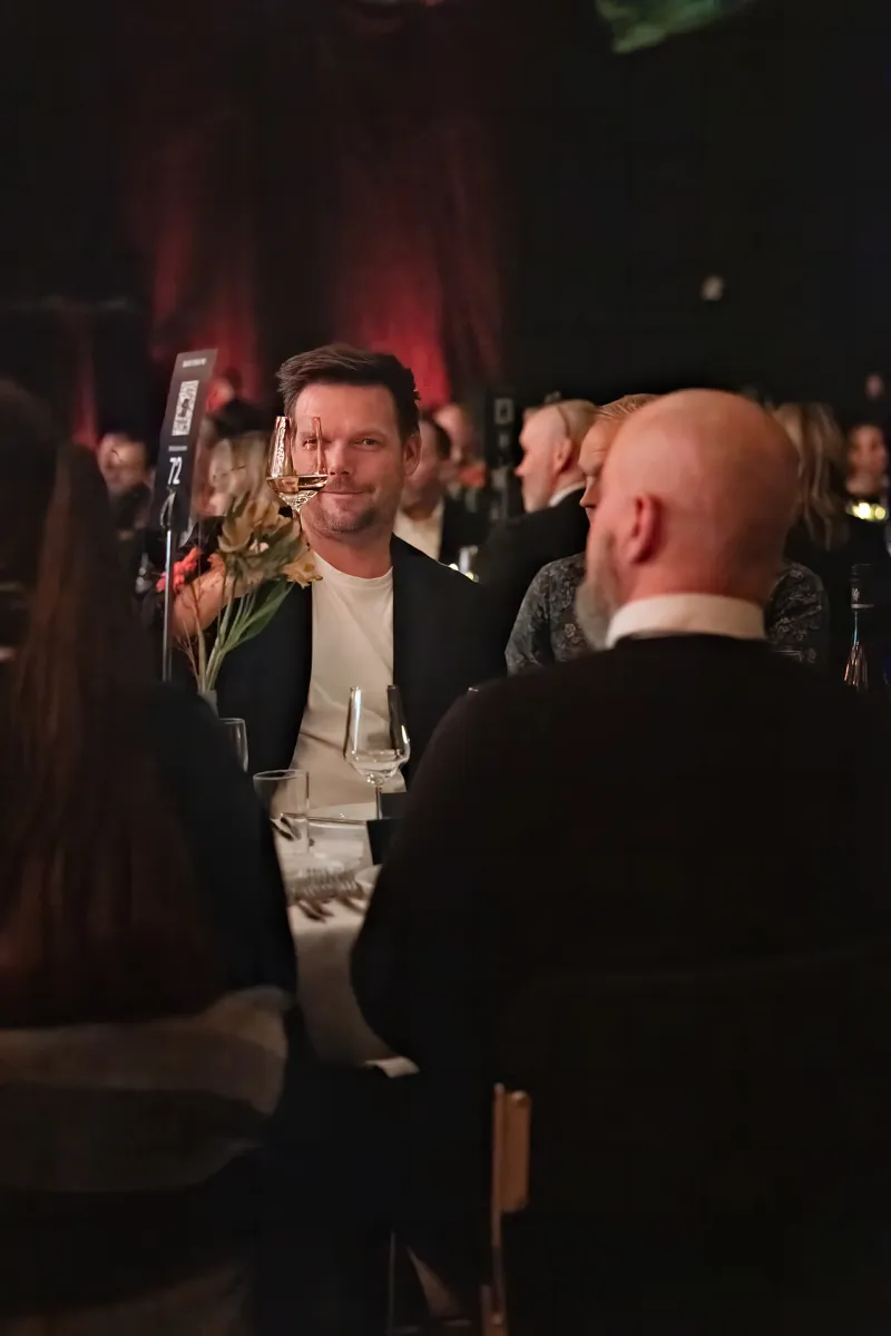 Folk som koser seg på julebord